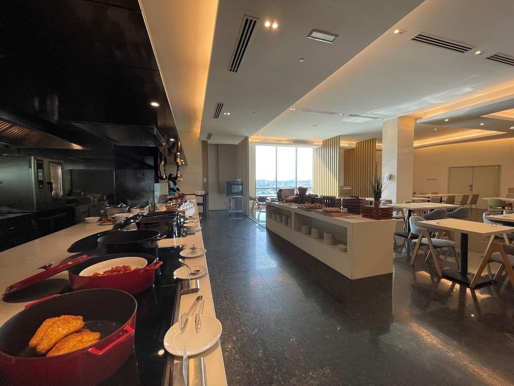 Hilton Garden Inn Пучонг Экстерьер фото